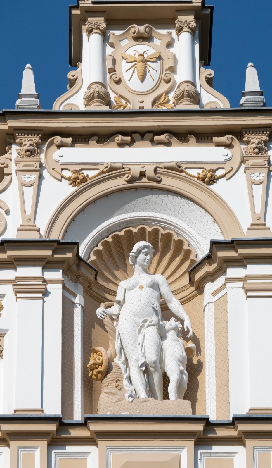 Ratusz - Figura bogini Eirene
